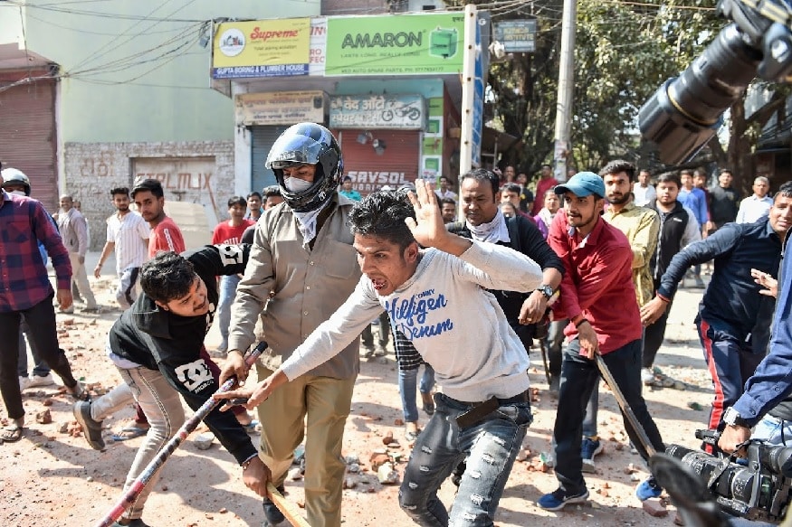 नागरिकत्व कायद्याबाबत सोमवारी दिल्लीत हिंसक निदर्शने झाली. या हिंसक निदर्शनात पोलिस कॉन्स्टेबलसह 7 जणांचा मृत्यू झाला तर सुमारे 70 हून अधिक लोक जखमी असल्याची माहिती आहे. नागरिकत्व कायद्याबाबत सोमवारी दिल्लीत हिंसक निदर्शने झाली. या हिंसक निदर्शनात पोलिस कॉन्स्टेबलसह 7 जणांचा मृत्यू झाला तर सुमारे 70 हून अधिक लोक जखमी असल्याची माहिती आहे.