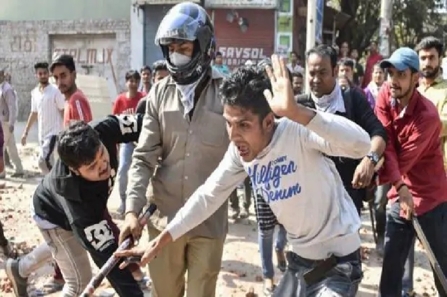 Delhi Violence: दिल्लीत सकाळ होताच दगडफेक आणि जाळपोळ सुरू, हिंसाचारात आतापर्यंत 7 जणांचा मृत्यू