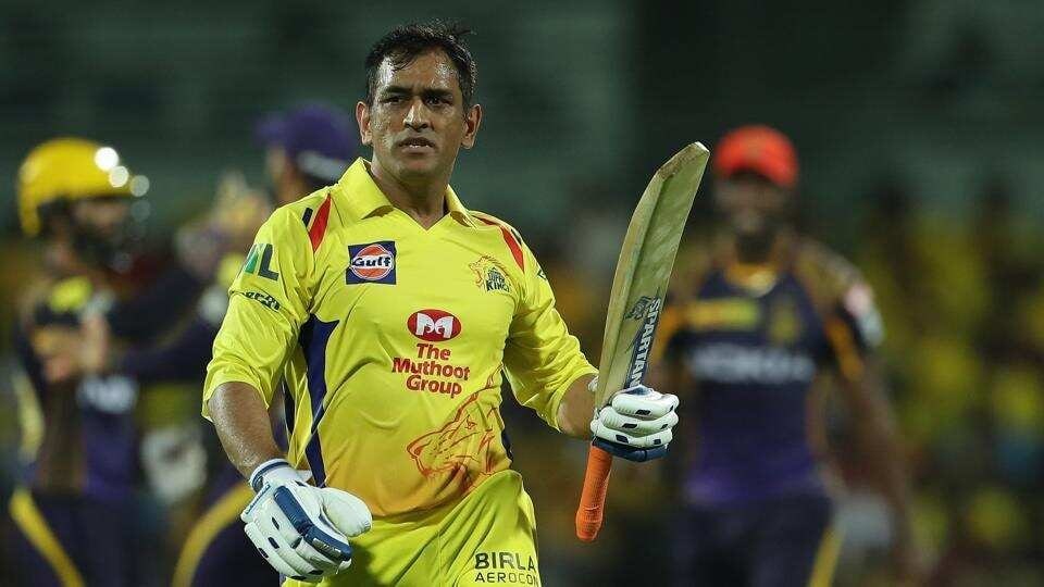 धोनीनं आंतरराष्ट्रीय क्रिकेटमध्ये गेले 8 महिने एकही सामना खेळलेला नाही. त्यामुळं यावर्षात धोनी क्रिकेटच्या सर्वच फॉरमॅटमधून निवृत्ती घेऊ शकतो. धोनीनं आयपीएलमध्ये आतापर्यंत तब्बल 190 सामने खेळले आहेत. यात त्यानं 23 अर्धशतकांह 4432 धावा केल्या आहेत. धोनीनं आंतरराष्ट्रीय क्रिकेटमध्ये गेले 8 महिने एकही सामना खेळलेला नाही. त्यामुळं यावर्षात धोनी क्रिकेटच्या सर्वच फॉरमॅटमधून निवृत्ती घेऊ शकतो. धोनीनं आयपीएलमध्ये आतापर्यंत तब्बल 190 सामने खेळले आहेत. यात त्यानं 23 अर्धशतकांह 4432 धावा केल्या आहेत.