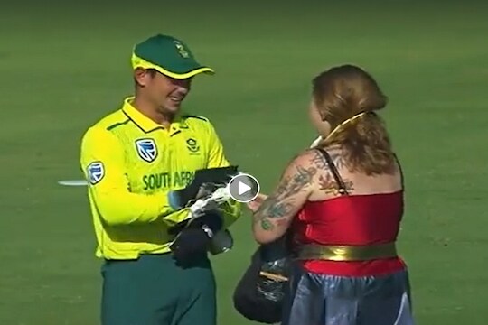 VIDEO : LIVE सामन्यात घुसली 'वंडर व्हुमन', खेळाडूंचा हात घेतला हातात आणि...