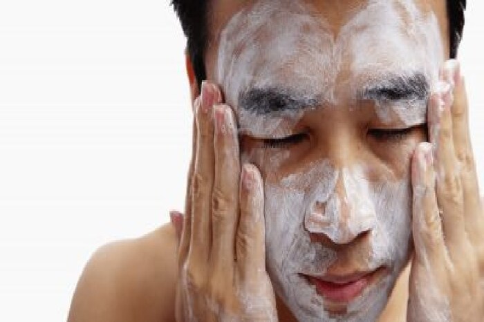 रात्री झोपण्यापूर्वी सर्वात महत्त्वाचं म्हणजे चेहरा पाण्याने स्वच्छ करणं, यामुळे तुमची त्वचा मुळापासून स्वच्छ होते. त्वचेला नैसर्गिक क्लिझिंग, टोनिंग आणि मॉश्चराईझिंग ट्रिटमेंट मिळाल्यामुळे तुमच्या त्वचेला नैसर्गिक चमक येते.