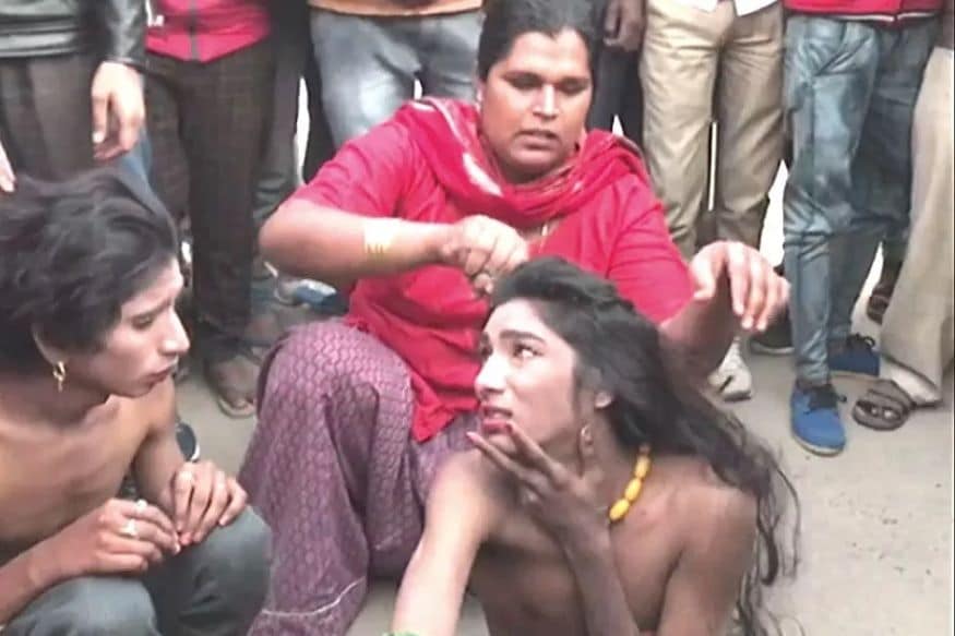 तृतीयपंथीयांनी या तरुणाचे भररस्त्यावर कपडे काढले. त्यानंतर हे दोघे तरूण असल्याचं समोर आलं. त्यानंतर लोकांनी आणि तृतीयपंथीयांनी मिळून बेदम चोप दिला. तृतीयपंथीयांनी या तरुणाचे भररस्त्यावर कपडे काढले. त्यानंतर हे दोघे तरूण असल्याचं समोर आलं. त्यानंतर लोकांनी आणि तृतीयपंथीयांनी मिळून बेदम चोप दिला.