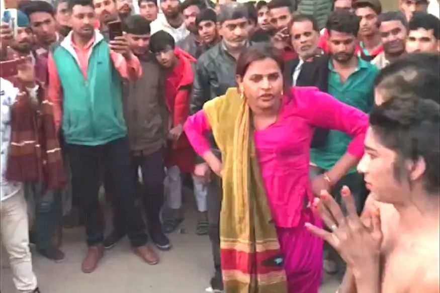 महिलांच्या वेशात दोन तरुण तृतीयपंथी बनून महिला आणि तरुणींशी गैरव्यवहार करत होते. एवढंच नाहीतर स्थानिक दुकानदार आणि लोकांनाही पैशासाठी अंगलट येत होते. महिलांच्या वेशात दोन तरुण तृतीयपंथी बनून महिला आणि तरुणींशी गैरव्यवहार करत होते. एवढंच नाहीतर स्थानिक दुकानदार आणि लोकांनाही पैशासाठी अंगलट येत होते.