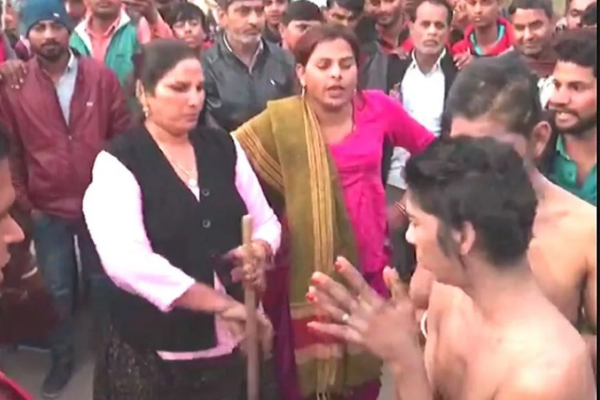 या तरुणांचा प्रताप पाहून काही तृतीयपंथींना संशय आला आणि त्यांना याबद्दल जाब विचारला. तेव्हा या तरुणांनी उलटसुलट उत्तर द्यायला लागली. त्यामुळे तृतीयपंथीयांनी या तरुणांना भररस्त्यावर चोप दिला. या तरुणांचा प्रताप पाहून काही तृतीयपंथींना संशय आला आणि त्यांना याबद्दल जाब विचारला. तेव्हा या तरुणांनी उलटसुलट उत्तर द्यायला लागली. त्यामुळे तृतीयपंथीयांनी या तरुणांना भररस्त्यावर चोप दिला.