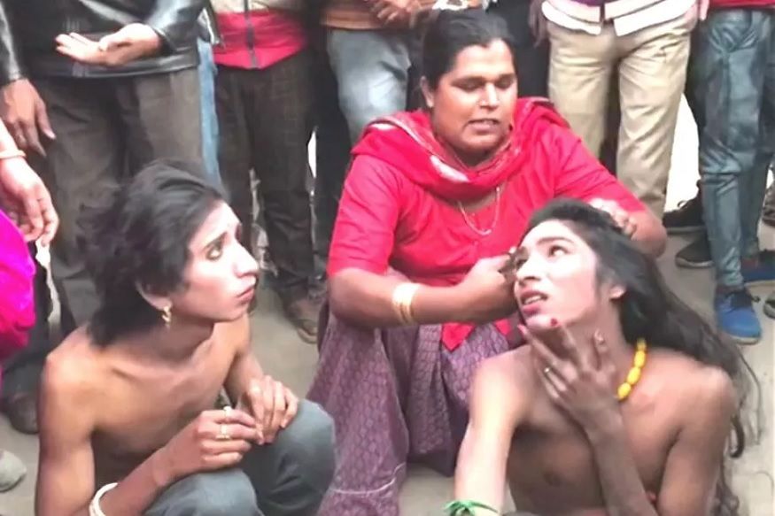 त्यानंतर या तृतीयपंथीयांनी या तरुणाचे केसही कापून टाकले. एवढं सगळ घडत असताना हे दोन्ही तरूण तिथून पळ काढण्याच्या तयारीत होते. पण, लोकांनी त्यांना पुन्हा पकडले. हे दोन्ही तरूण बिकानेर येथील राहणार होते. या घटनेचा तिथे उपस्थितीत असलेल्या लोकांनी व्हिडिओ तयार केला आणि सोशल मीडियावर व्हायरल केला. त्यानंतर या तृतीयपंथीयांनी या तरुणाचे केसही कापून टाकले. एवढं सगळ घडत असताना हे दोन्ही तरूण तिथून पळ काढण्याच्या तयारीत होते. पण, लोकांनी त्यांना पुन्हा पकडले. हे दोन्ही तरूण बिकानेर येथील राहणार होते. या घटनेचा तिथे उपस्थितीत असलेल्या लोकांनी व्हिडिओ तयार केला आणि सोशल मीडियावर व्हायरल केला.