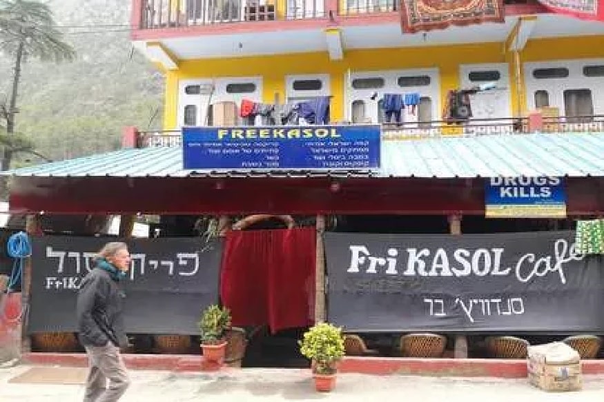 फ्री कसोल कॅफे (हिमाचल प्रदेश) : हिमाचल प्रदेशमधल्या कसोलमध्ये आहे, फ्री कसोल कॅफे. या कॅफेमध्ये भारतीयांना जाऊ दिलं जात नाही. हा कॅफे इस्रायली लोक चालवतात. कॅफेमध्ये फक्त मेंबर्सनाच सर्व्हिस दिली जाते. त्याचप्रमाणे भारतीय पर्यटक अन्य पर्यटकांशी नीट वागत नाहीत. त्यामुळेही भारतीयांना प्रवेश नाकारण्याचा निर्णय घेण्यात आला. फ्री कसोल कॅफे (हिमाचल प्रदेश) : हिमाचल प्रदेशमधल्या कसोलमध्ये आहे, फ्री कसोल कॅफे. या कॅफेमध्ये भारतीयांना जाऊ दिलं जात नाही. हा कॅफे इस्रायली लोक चालवतात. कॅफेमध्ये फक्त मेंबर्सनाच सर्व्हिस दिली जाते. त्याचप्रमाणे भारतीय पर्यटक अन्य पर्यटकांशी नीट वागत नाहीत. त्यामुळेही भारतीयांना प्रवेश नाकारण्याचा निर्णय घेण्यात आला.
