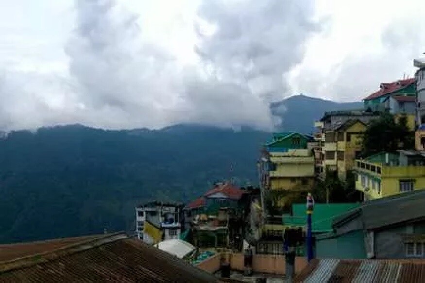 फेब्रुवारी-मार्च हे असे महिने आहेत, ज्यावेळी लोकं जास्त आजारी पडतात. बदलत्या वातावरणामुळे सर्दी, खोकला होतोच, मात्र याशिवा. अॅलर्जी, व्हायरल ताप आणि इन्फेक्शनही लगेच होतं. अशावेळी शरीर गेल्दी ठेवणं खूप गरजेचतं असतं. त्यामुळे अशा ठिकाणी जा जिथं तुम्हाला ताजी हवा मिळेल. फेब्रुवारी-मार्च हे असे महिने आहेत, ज्यावेळी लोकं जास्त आजारी पडतात. बदलत्या वातावरणामुळे सर्दी, खोकला होतोच, मात्र याशिवा. अॅलर्जी, व्हायरल ताप आणि इन्फेक्शनही लगेच होतं. अशावेळी शरीर गेल्दी ठेवणं खूप गरजेचतं असतं. त्यामुळे अशा ठिकाणी जा जिथं तुम्हाला ताजी हवा मिळेल.