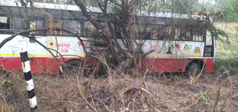 तेवढ्यात बस चालकाने दुचाकीस्वाराला वाचविले. मात्र, बसवरील नियंत्रण सुटल्याने बस थेट नाल्यात उतरली. त्यामुळे बसमध्ये असलेल्या 14 प्रवाशांना किरकोळ इजा झाली. तेवढ्यात बस चालकाने दुचाकीस्वाराला वाचविले. मात्र, बसवरील नियंत्रण सुटल्याने बस थेट नाल्यात उतरली. त्यामुळे बसमध्ये असलेल्या 14 प्रवाशांना किरकोळ इजा झाली.