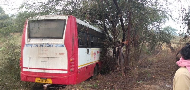 तर दुचाकीस्वारही घसरून पडल्याने त्यालाही किरकोळ दुखापत झाली आहे. घटनेनंतर सर्व प्रवाशांना सुखरुप बाहेर काढण्यात आले. घटनेची माहिती पोलिसांना मिळताच गडचिरोली पोलीस घटनास्थळाकडे रवाना झाले. तर दुचाकीस्वारही घसरून पडल्याने त्यालाही किरकोळ दुखापत झाली आहे. घटनेनंतर सर्व प्रवाशांना सुखरुप बाहेर काढण्यात आले. घटनेची माहिती पोलिसांना मिळताच गडचिरोली पोलीस घटनास्थळाकडे रवाना झाले.