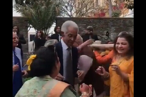 वेस्ट इंडिजचे दिग्गज क्रिकेटपटू गॅरी सोबर्स यांनी बॉलीवूडच्या गाण्यावर डान्स केला आहे. त्यांचा हा व्हिडिओ सोशल मीडियावर व्हायरल होत आहे.