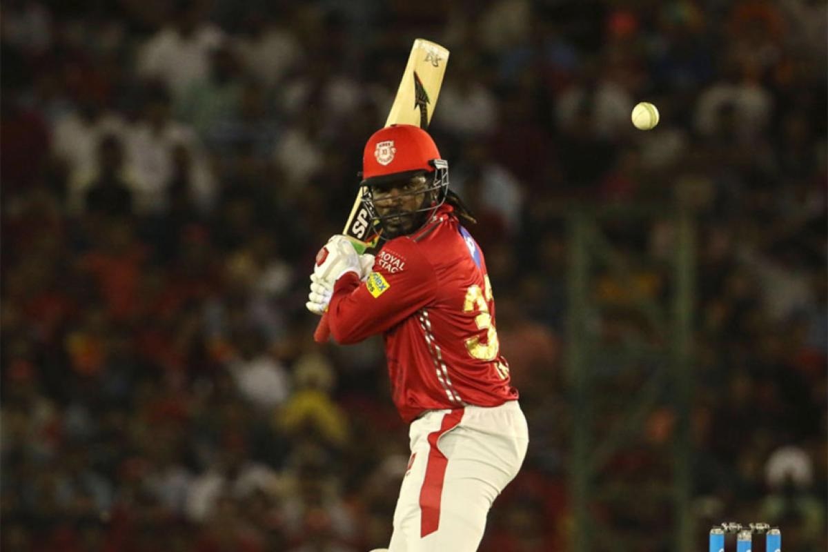 ख्रिस गेल, या नावानेच आयपीएलमधल्या जवळ जवळ सर्व गोलंदाजांना धडकी भरते. गेलनं 125 सामन्यात आयपीएलमध्ये 4484 धावा केल्या आहेत. यात 6 शतक आणि 28 अर्धशतकांचा समावेश आहे.