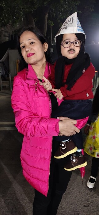 या मुलाला छोटा केजरीवाल असं नेटकरी आणि समर्थकांनी नाव दिलं आहे. त्याचा हा लूक सोशल मीडियावर तुफान वायरल होत आहे.