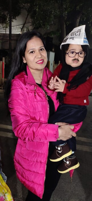 मतमोजणीआधी या चिमुकल्यानं अरविंद केजरीवाल यांच्या घराबाहेर हजेरी लावली आणि All the best असा गुलाबाच्या पाकळ्यांनी संदेश लिहिला.