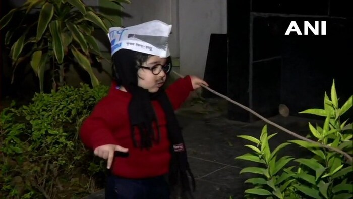 अव्यान असं या चिमुकल्याचं नाव आहे. आई-वडिलांसोबत ही चिमुकला सकाळी अरविंद केजरीवाल यांच्या घरी पोहोचला होता.