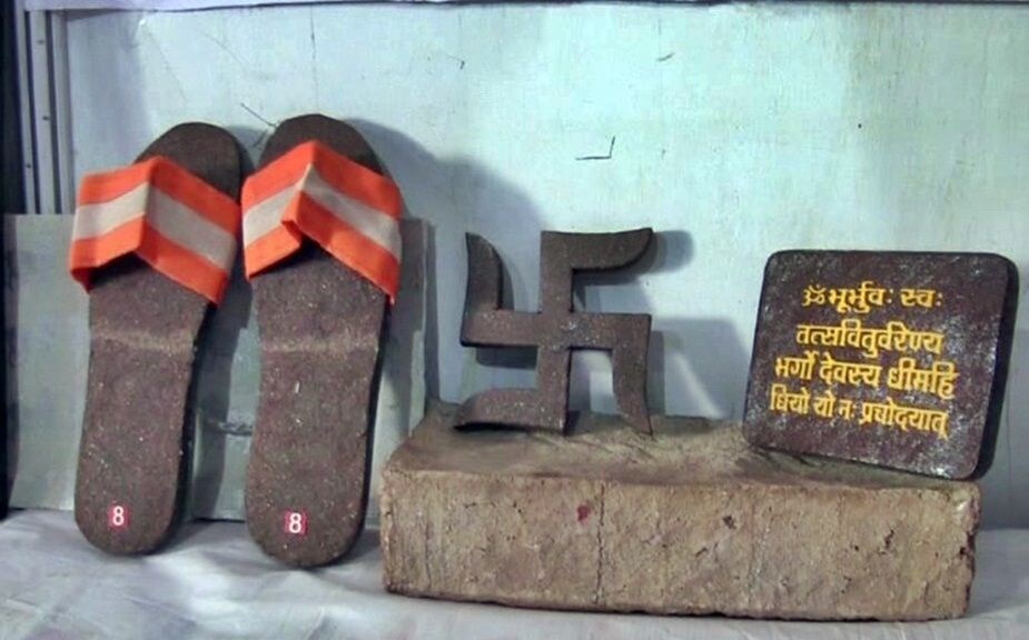 शेणापासून चप्पल हे ऐकूनच तिथे आलेला प्रत्येक जण हैराण झाला. हरियाणातील मंडी इथे वैदिक प्लास्टर नावाच्या संस्थेनं ही चप्पल तयार केली आहे. शेणापासून चप्पल हे ऐकूनच तिथे आलेला प्रत्येक जण हैराण झाला. हरियाणातील मंडी इथे वैदिक प्लास्टर नावाच्या संस्थेनं ही चप्पल तयार केली आहे.