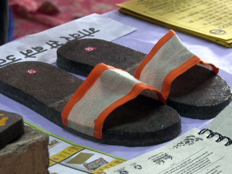 PHOTO : ऐकावं ते नवलच! शेणाची चप्पल करते मानसिक ताण दूर