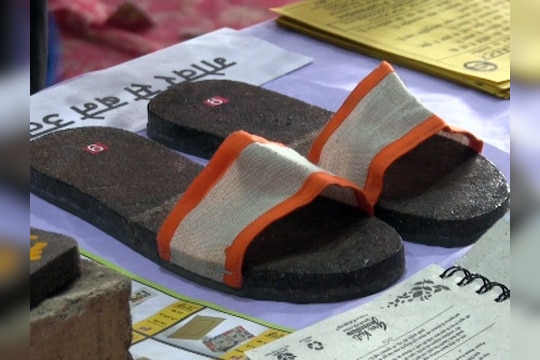 PHOTO : ऐकावं ते नवलच! शेणाची चप्पल करते मानसिक ताण दूर