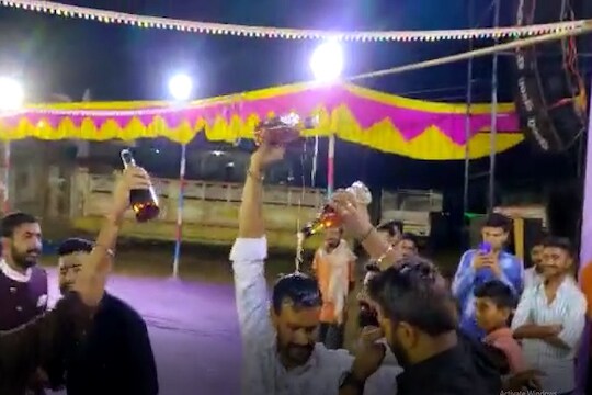 हे राम! चक्क दारूने घातली अंघोळ, दारूबंदी असणाऱ्या गांधीजींच्या गुजरातमधला धक्कादायक VIDEO
