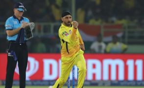 हरभजन सिंह यांनी भारतासाठी 103 टेस्ट सामन्यांमध्ये 417 विकेट घेतले आहेत. हरभजन 2016 मध्ये भारतीय टीममध्ये नव्हते हरभजन सिंह यांनी भारतासाठी 103 टेस्ट सामन्यांमध्ये 417 विकेट घेतले आहेत. हरभजन 2016 मध्ये भारतीय टीममध्ये नव्हते