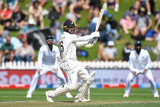 IND vs NZ Day 2 : रहाणेच्या चुकीनंतर इशांत शर्मानं इंडियाला तारलं, न्यूझीलंडकडे 51 धावांची आघाडी