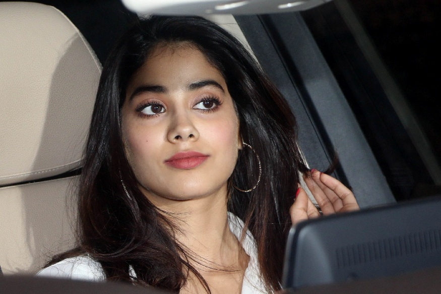 पार्टी करून परतत होती जान्हवी; फोटोग्राफर म्हणाला, ‘आप कहो तो घर तक भी आएंगे’