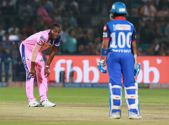 राजस्थान रॉयल्सकडून 26 विकेट घेणारा जोफ्रा आर्चर आयपीएल बाहेर पडल्यामुळं त्याच्या संघाला मोठा झटका बसला आहे. जोफ्राच्या उजव्या हाताच्या कोपराला फ्रॅक्चर आहे, यामुळे तो जवळपास तीन महिने क्रिकेटपासून दूर राहणार आहे.