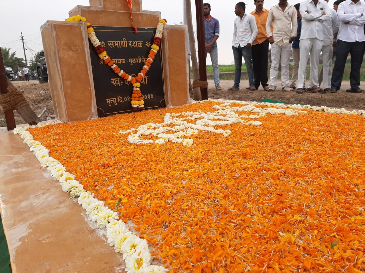 मावळ तालुक्यातील धामणे गावात राहणाऱ्या ज्ञानेश्वर गराडे यांच्या कुटुंबीयांनी 18 वर्षांपूर्वी सहा महिन्याचा बैल सांभाळण्यासाठी आणला घरची जेमतेम परिस्थिती मोठं कुटुंब, परंतु, जनावरांचे आवड असणाऱ्या गराडे यांनी पोटच्या मुलाप्रमाणे बैलाचा सांभाळ केला. प्रेमाने त्याचे नाव कबीऱ्या ठेवले. जसजसे दिवस सरत गेले तस तसा कधी शेताच्या नांगरणी ला तर कधी मालकाची पत राखण्याकरता कबीऱ्या गाव जत्रेत होणाऱ्या बैलगाडा शर्यतीत घाटात जीव तोडून धाऊ लागला. मावळ तालुक्यातील धामणे गावात राहणाऱ्या ज्ञानेश्वर गराडे यांच्या कुटुंबीयांनी 18 वर्षांपूर्वी सहा महिन्याचा बैल सांभाळण्यासाठी आणला घरची जेमतेम परिस्थिती मोठं कुटुंब, परंतु, जनावरांचे आवड असणाऱ्या गराडे यांनी पोटच्या मुलाप्रमाणे बैलाचा सांभाळ केला. प्रेमाने त्याचे नाव कबीऱ्या ठेवले. जसजसे दिवस सरत गेले तस तसा कधी शेताच्या नांगरणी ला तर कधी मालकाची पत राखण्याकरता कबीऱ्या गाव जत्रेत होणाऱ्या बैलगाडा शर्यतीत घाटात जीव तोडून धाऊ लागला.