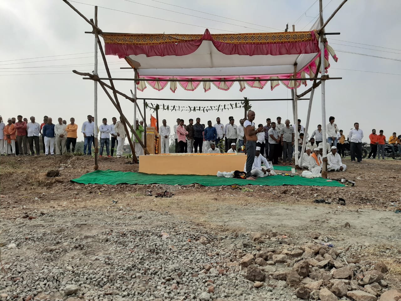 मावळ ,मुळशी, खेड या तालुक्यात होणाऱ्या बैलगाडा शर्यतीत अगदी कमी वेळात धावण्याचे कबीऱ्याने अनेक विक्रम केले. त्यामुळे पंचक्रोशीत ज्ञानेश्वर गराडे यांच्या नावापुढे प्रसिद्ध गाडामालक हे विश्लेषण लागले. तालुक्यात होणाऱ्या प्रत्येक बैलगाडा शर्यतीत घाटाचा राजा तसेच फायनल सम्राट म्हणून कबिऱ्याने फ्रिज ,टीव्ही, दुचाकी सारखी अनेक बक्षिसे मिळविली मावळ ,मुळशी, खेड या तालुक्यात होणाऱ्या बैलगाडा शर्यतीत अगदी कमी वेळात धावण्याचे कबीऱ्याने अनेक विक्रम केले. त्यामुळे पंचक्रोशीत ज्ञानेश्वर गराडे यांच्या नावापुढे प्रसिद्ध गाडामालक हे विश्लेषण लागले. तालुक्यात होणाऱ्या प्रत्येक बैलगाडा शर्यतीत घाटाचा राजा तसेच फायनल सम्राट म्हणून कबिऱ्याने फ्रिज ,टीव्ही, दुचाकी सारखी अनेक बक्षिसे मिळविली