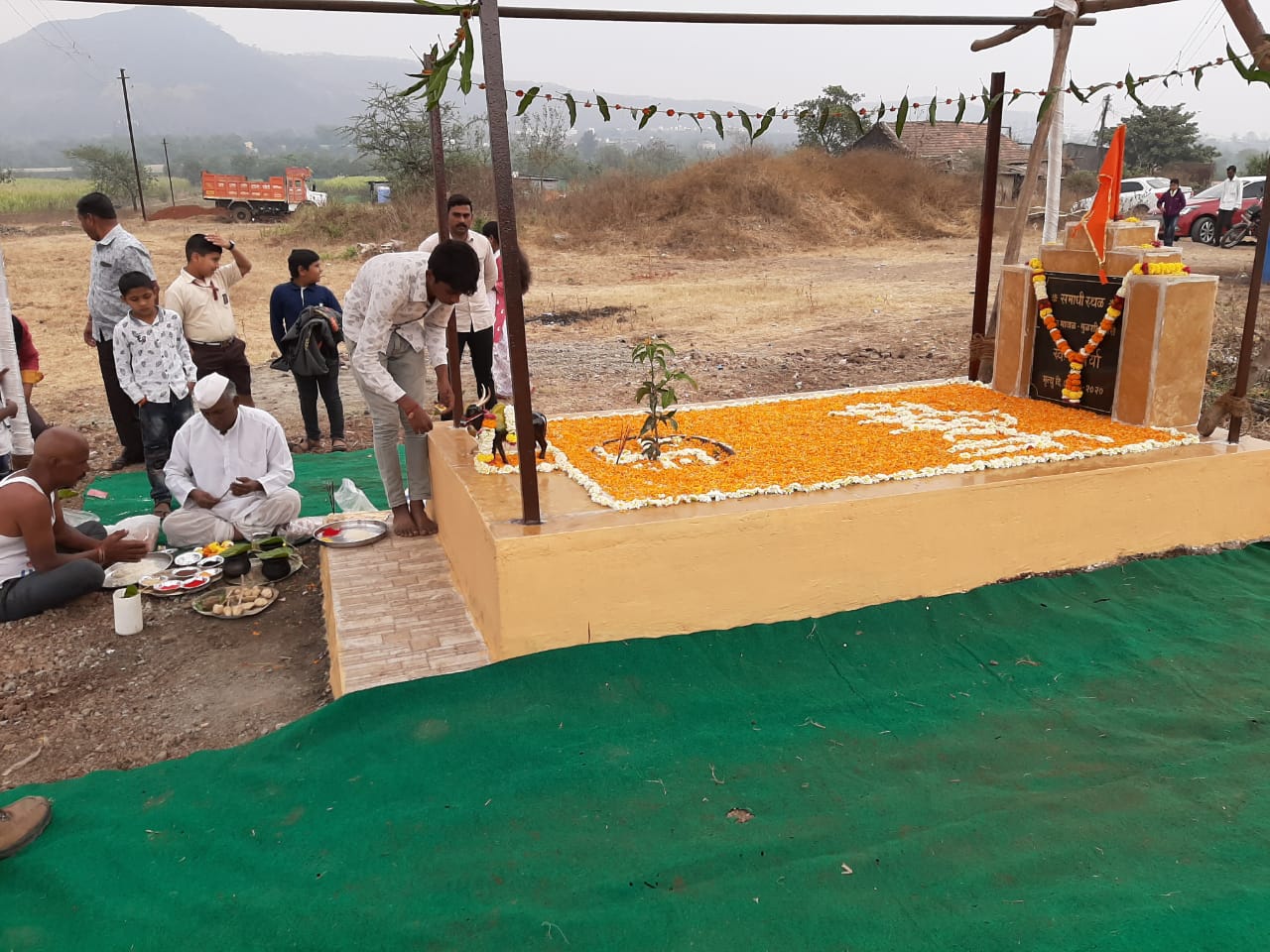 पाच वर्षांपूर्वी प्राणिमित्र संघटनेने बैलगाडा शर्यतीवर बंदी आणली त्यानंतर बैलांच्या रुबाबाला उतरती कळा लागली घाटात वाऱ्याच्या वेगाहुन अधिक गतीने धावणारा कबीऱ्या खुंटीला बांधू जाऊ लागला. धावण्याच्या सरावा अभावी त्याला अनेक आजारांनी ग्रासले. परंतु, गाडा मालकाने त्याच्या इलाजात कुठलेही कसर ठेवली नाही. दर्जेदार उपचार करूनही शेवटी कबीऱ्याने मालकाची साथ सोडली. पाच वर्षांपूर्वी प्राणिमित्र संघटनेने बैलगाडा शर्यतीवर बंदी आणली त्यानंतर बैलांच्या रुबाबाला उतरती कळा लागली घाटात वाऱ्याच्या वेगाहुन अधिक गतीने धावणारा कबीऱ्या खुंटीला बांधू जाऊ लागला. धावण्याच्या सरावा अभावी त्याला अनेक आजारांनी ग्रासले. परंतु, गाडा मालकाने त्याच्या इलाजात कुठलेही कसर ठेवली नाही. दर्जेदार उपचार करूनही शेवटी कबीऱ्याने मालकाची साथ सोडली.