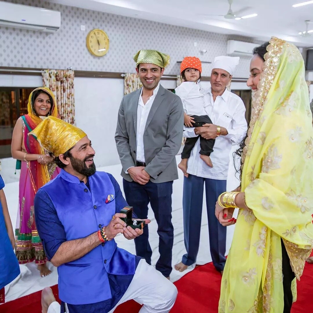 यावेळी शलभ निळ्या रंगाच्या कुर्त्यामध्ये दिसला. तर काम्यानं गोल्डन ब्लॅक शरारा आणि दुपट्टा परिधान केला होता. यावेळी शलभ निळ्या रंगाच्या कुर्त्यामध्ये दिसला. तर काम्यानं गोल्डन ब्लॅक शरारा आणि दुपट्टा परिधान केला होता.