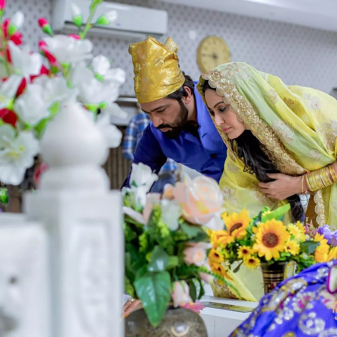 काम्यानं लग्नाच्या विधी सुरू करण्यापूर्वी तिच्या घरी ‘माता चौकी’चंही आयोजन केलं होतं. देवाला साक्षी ठेवून या दोघांनी लग्नाच्या विधीला सुरुवात केली आहे. काम्यानं लग्नाच्या विधी सुरू करण्यापूर्वी तिच्या घरी ‘माता चौकी’चंही आयोजन केलं होतं. देवाला साक्षी ठेवून या दोघांनी लग्नाच्या विधीला सुरुवात केली आहे.