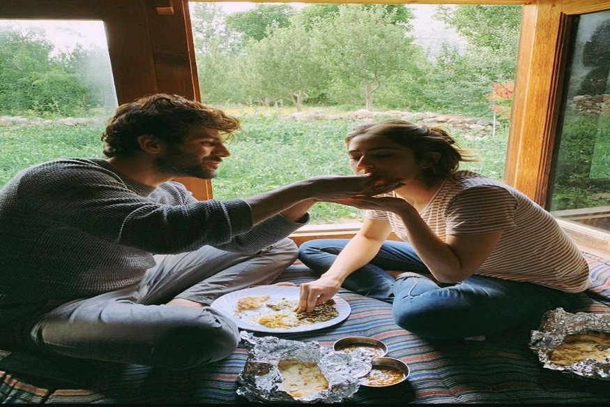 साराला भरवताना कार्तिक आर्यनचा फोटो VIRAL, कॅप्शन एकदा वाचाच