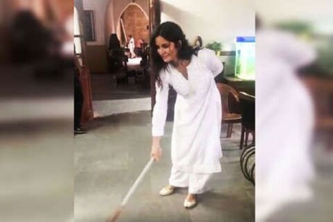 दिल्ली निवडणुकींच्या धामधुमीत सोशल मीडियावर सध्या अभिनेत्री कतरिना कैफचा झाडू मारतानाचा व्हिडिओ सोशल मीडियावर गाजतोय.