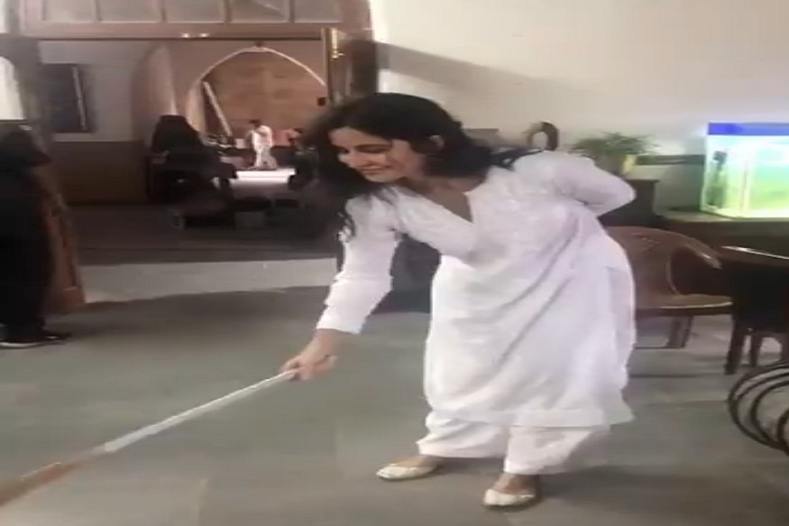 अरेरे! कतरिनाचे हाल-बेहाल, अक्षयने Tweet केलेला झाडू मारतानाचा Video एकदा पाहाच
