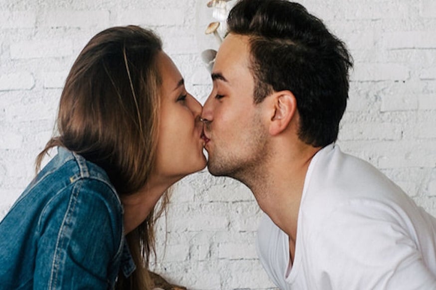 ओठांवर kiss करण्यामागचा अर्थ-या किसमधून उत्कटता दिसून येते.