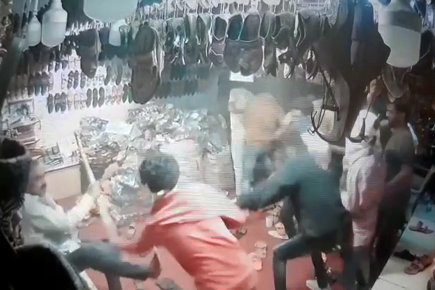 कोल्हापुरी माणसाचा गुंडांना हिसका, मारहाण करणाऱ्याच्या हातातून हिसकावली काठी आणि..., पाहा हा VIDEO