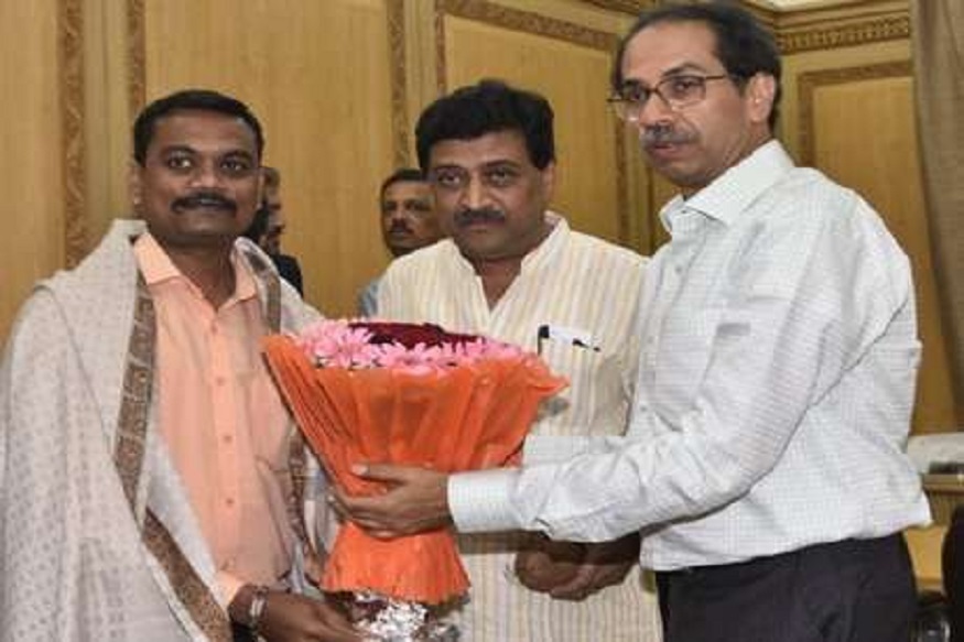 तिरंगा वाचवण्यासाठी स्वत:चा जीव टाकला धोक्यात, शिपायाचा असा पराक्रम की मुख्यमंत्र्यांनीही केलं सलाम