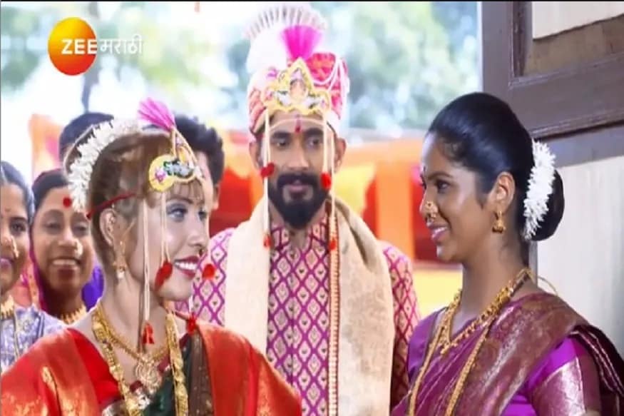 या आठवड्याच्या TRP रेटिंगमध्ये झी मराठीची 'लग्नाची वाईफ वेडिंगची बायको' मालिकाच्या रेटिंगमध्ये वाढ झाली असून ही मालिका आता तिसऱ्या स्थानावर आहे. सध्या या मालिकेत सवतीमधील स्पर्धा त्यामुळे मदनची उडणारी तारांबळ पाहायला मिळत आहे. या आठवड्याच्या TRP रेटिंगमध्ये झी मराठीची 'लग्नाची वाईफ वेडिंगची बायको' मालिकाच्या रेटिंगमध्ये वाढ झाली असून ही मालिका आता तिसऱ्या स्थानावर आहे. सध्या या मालिकेत सवतीमधील स्पर्धा त्यामुळे मदनची उडणारी तारांबळ पाहायला मिळत आहे.