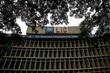 LIC पॉलिसीधारकांनी बातमी वाचाच! बजेटमध्ये झालेल्या घोषणेनंतर असा होणार परिणाम