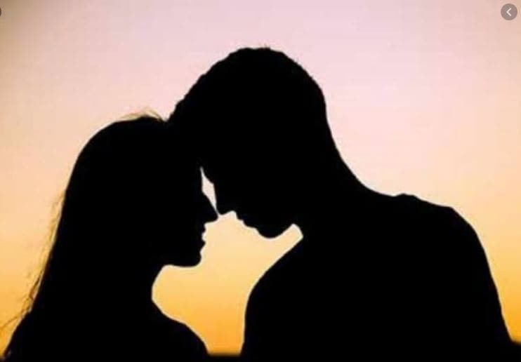 अल्बर्टो आणि पामेला यांच्यातील प्रेमप्रकरणाचा खुलासा तेव्हा झाला जेव्हा एकदिवशी पामेलाचा पती जॉर्ज कामावरुन लवकर घरी आला आणि त्याच्या पत्नीला शेजारील पुरुषासोबत आपत्तीजनक अवस्थेत पाहिलं. अल्बर्टो आणि पामेला यांच्यातील प्रेमप्रकरणाचा खुलासा तेव्हा झाला जेव्हा एकदिवशी पामेलाचा पती जॉर्ज कामावरुन लवकर घरी आला आणि त्याच्या पत्नीला शेजारील पुरुषासोबत आपत्तीजनक अवस्थेत पाहिलं.