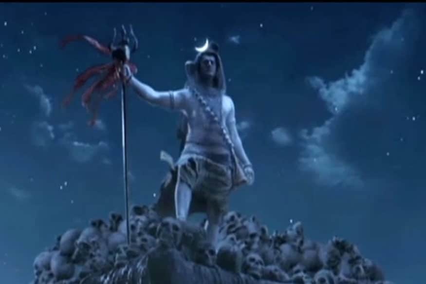 चंद्र - महादेवाच्या डोक्यावर अर्धचंद्र असतो, या चंद्राला शंकरदेवाचं मुकूट म्हटलं जातं.माहितीनुसार शंकरदेवाच्या त्रिनेत्रात एक सूर्य, एक अग्नी आणि एक चंद्रांनी निर्मित आहे. चंद्र म्हणजे व्यक्तीच्या मनातील चांगले विचार, सृष्टीच्या कल्याणासाठी पुढे चालत राहवं असं हा चंद्र दर्शवतो. चंद्राचं एक नाव सोमही आहे, म्हणजेच शांतीचं प्रतीक. त्यामुळे सोमवारी शिवपूजन, दर्शन आणि उपवास केले जातात. चंद्र - महादेवाच्या डोक्यावर अर्धचंद्र असतो, या चंद्राला शंकरदेवाचं मुकूट म्हटलं जातं.माहितीनुसार शंकरदेवाच्या त्रिनेत्रात एक सूर्य, एक अग्नी आणि एक चंद्रांनी निर्मित आहे. चंद्र म्हणजे व्यक्तीच्या मनातील चांगले विचार, सृष्टीच्या कल्याणासाठी पुढे चालत राहवं असं हा चंद्र दर्शवतो. चंद्राचं एक नाव सोमही आहे, म्हणजेच शांतीचं प्रतीक. त्यामुळे सोमवारी शिवपूजन, दर्शन आणि उपवास केले जातात.