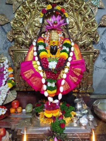 आज शुक्रवार म्हणजे देवीचा वार. करवीर निवासिनी श्री महालक्ष्मी (अंबाबाई)च्या दर्शनानं आजची सुरुवात केली तर आपली कामं अधिक चांगल्या पद्धतीनं मार्गी लागतील. आज शुक्रवार म्हणजे देवीचा वार. करवीर निवासिनी श्री महालक्ष्मी (अंबाबाई)च्या दर्शनानं आजची सुरुवात केली तर आपली कामं अधिक चांगल्या पद्धतीनं मार्गी लागतील.