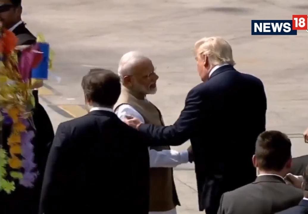 ट्रम्प आणि मेलेनिया अहमदाबादला दाखल झाले आहे. त्यानंतर ते दिल्लीला रवाना होतील, यावेळी ट्रम्प ताजमहलला भेट देतील. ट्रम्प यांच्या भारतदौऱ्याकडे संपूर्ण जगाचे लक्ष आहे. त्याचबरोबर सर्वांच्या नजरा आहेत त्या फर्स्ट लेडी मेलेनिया ट्रम्प यांच्यावर. ट्रम्प आणि मेलेनिया अहमदाबादला दाखल झाले आहे. त्यानंतर ते दिल्लीला रवाना होतील, यावेळी ट्रम्प ताजमहलला भेट देतील. ट्रम्प यांच्या भारतदौऱ्याकडे संपूर्ण जगाचे लक्ष आहे. त्याचबरोबर सर्वांच्या नजरा आहेत त्या फर्स्ट लेडी मेलेनिया ट्रम्प यांच्यावर.