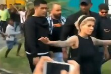 ठाण्यात धोनीला लोकांच्या गर्दीतून वाचवलं, हेअरस्टायलिस्ट बनली बॉडीगार्ड