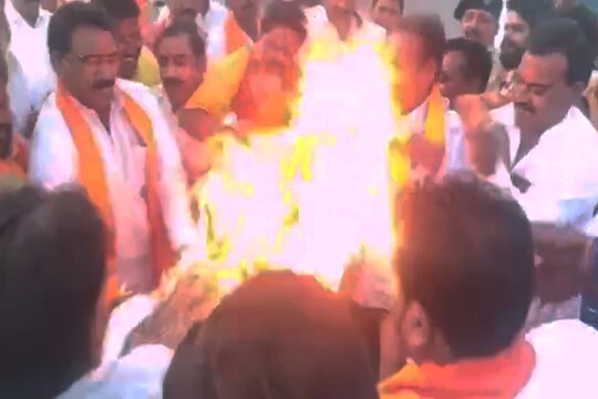 वारीस पठाण यांचा पुतळा जाळताना शिवसैनिक पेटला, पाहा हा धक्कादायक VIDEO