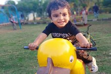 मैदानात खेळत होता 2 वर्षांचा चिमुरडा, सापाने पायावर केला दंश!