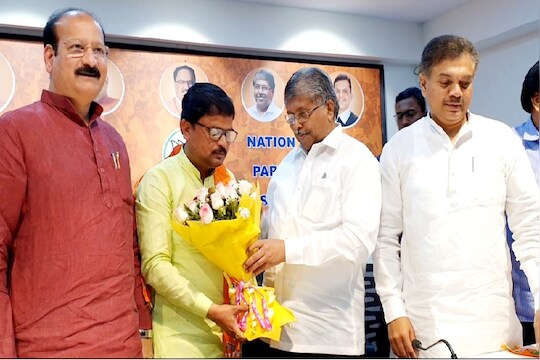 उस्मानाबादमध्ये शिवसेनेला धक्का, बंडखोर नेत्याने अखेर हाती घेतला भाजपचा झेंडा