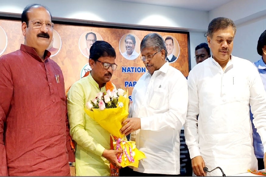 उस्मानाबादमध्ये शिवसेनेला धक्का, बंडखोर नेत्याने अखेर हाती घेतला भाजपचा झेंडा