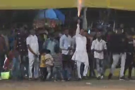 'पंढरी शेठ फडके विहिघर वाला..'ची किक्रेट मैदानात गोळीबार करत एंट्री अन् उधळल्या नोटा, पाहा हा VIDEO