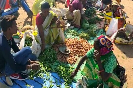 पुलवामा हल्ल्यातील शहिदाच्या पत्नीवर आली भाजी विकण्याची वेळ, कुटुंबीय मदतीपासून अद्यापही वंचित